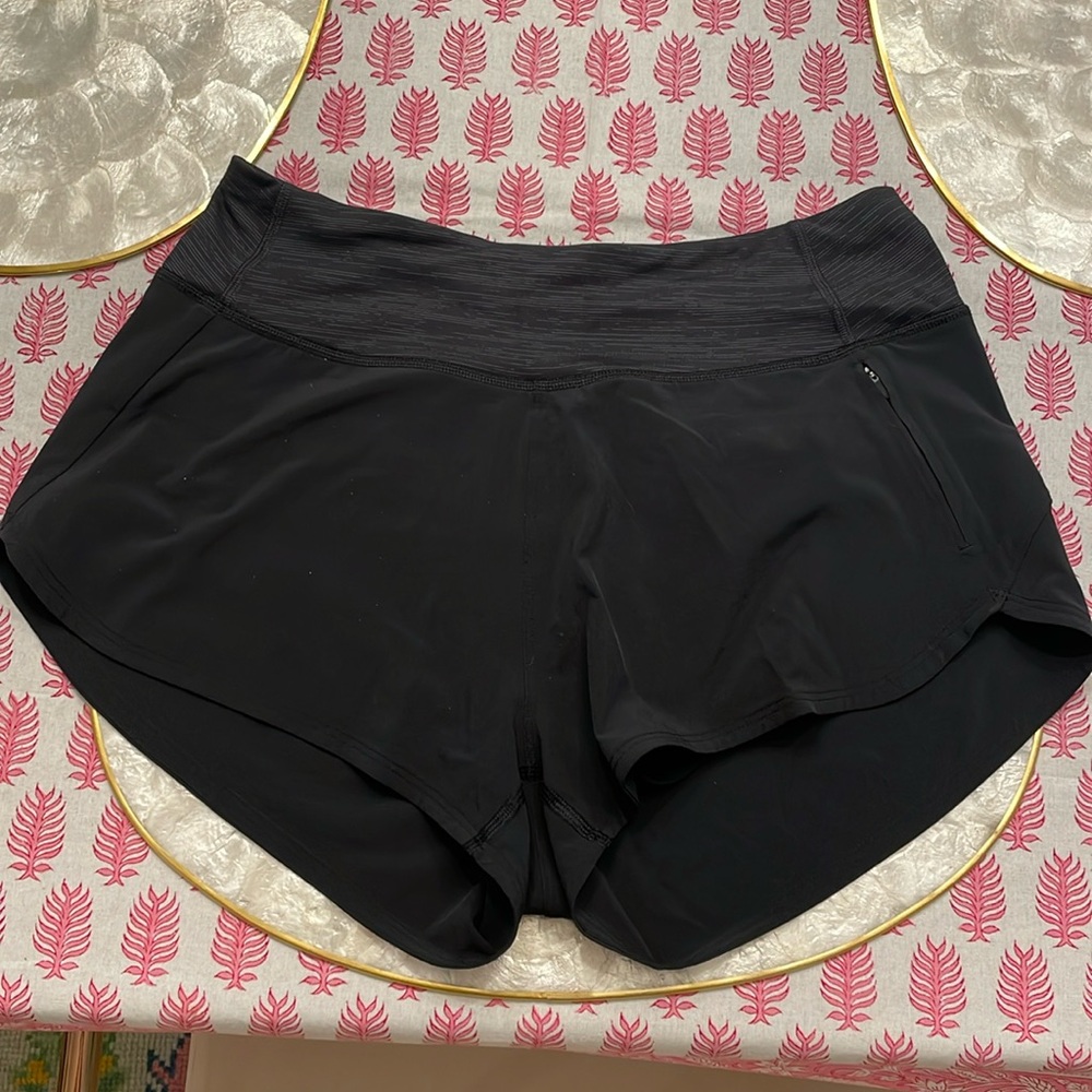 Outdoor Voices 2.5” Hudson shorts